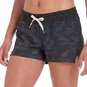 Vuori Women’s X-Small Clementine Mid-Rise 2.5”Shorts. Black Watercolor Camo.